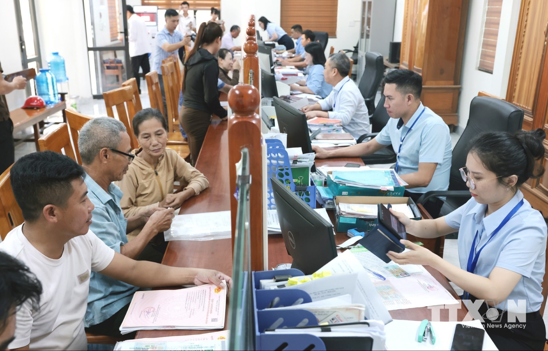 Chuyển đổi số góp phần giảm thời gian giải quyết thủ tục hành chính tại Trung tâm Phục vụ hành chính công xã Phong Nha. (Ảnh: Trần Việt/TTXVN)